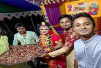 বন্ধুর বিয়েতে ঢালা ভর্তি পেঁয়াজ উপহার পেয়ে খুশিতে আত্মহারা বর!