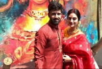 স্বামীকে সঙ্গে নিয়ে অষ্টমীর অঞ্জলি দিলেন নুসরাত জাহান