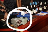  সম্রাটের অফিসে মিলল টর্চার সেলের দু'টি ইলেকট্রিক শকিং মেশিন!