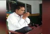 ক্লাসরুমে শিক্ষার্থীদের সামনে ধুমপান করছেন প্রাথমিক বিদ্যালয়ের এক শিক্ষক!