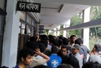 সিসিটিভি ফুটেজ গায়েব করে দেওয়ার অভিযোগ, বুয়েট শিক্ষার্থীদের প্রভোস্ট অফিস ঘেরাও