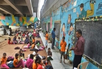ব্রিজের নীচেই ১৩ বছর ধরে পথশিশুদের বিনামূল্যে এই স্কুল চালাচ্ছেন মুদি দোকানদার রাজেশ