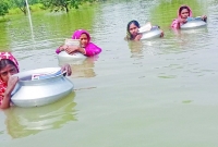 থৈথৈ দুটো খালে সাঁতার কেটে প্রতিদিন স্কুলে যায় দরিদ্র পরিবারের চার কন্যা!