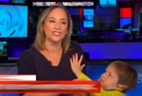 মায়ের লাইভ অনুষ্ঠান চলাকালে স্টুডিওতে ঢুকে পড়ল ছেলে, অতঃপর...