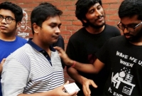  ভিসির সঙ্গে উন্মুক্তআলোচনায় বসতে আইডি কার্ড হাতে ক্যাম্পাসে বুয়েট শিক্ষার্থীরা