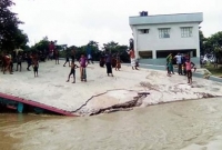 রাজশাহীতে পদ্মার ভা'ঙনে নদীগর্ভে স্কুল রাজশাহীতে পদ্মার ভা'ঙনে নদীগর্ভে স্কুল