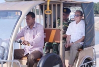 অটোরিকশায় চড়ে নির্মাণাধীন সড়ক পরিদর্শন করলেন রাষ্ট্রপতি আবদুল হামিদ