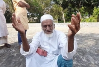 খুড়িয়ে খুড়িয়ে আবরারের কবরের কাছে ছুটে গেলেন দাদা আব্দুল গফুর