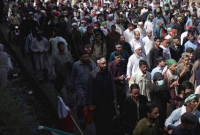 অহিংস প্রতিবাদ আর চাপা ক্ষোভে ফুঁসছে কাশ্মীর