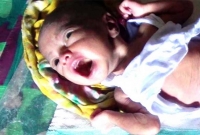 গাইবান্ধায় অদ্ভূতদর্শন শিশুকে নিয়ে বিপাকে দরিদ্র পরিবার