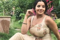 সোফায় ঝড় তুললেন ঝুমা বৌদি, ভা’ইরাল ছবি!