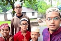 ঈদের নামাজ শেষে ছোটভাইদের সাথে তোলা ছবি, আর কোনদিন এভাবে একসাথে দেখা যাবেনা আবরারকে
