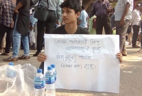 পরীক্ষার্থী ও অভিভাবকদের বিনামূল্যে পানি, নাশতা সরবরাহ করছে বুয়েটের শিক্ষার্থীরা