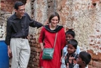 নোবেল জিতলেও অভিজিতের 'স্ত্রী' পরিচয় প্রাধান্য পাওয়ায় সমালোচিত ভারতীয় গণমাধ্যম