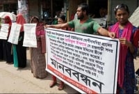 মাকে ফিরে পেতে দুই প্রতিবন্ধীসহ তিন সন্তান রাস্তায়