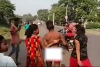 রাস্তায় ফেলে অর্ধনগ্ন যুবককে বেধড়ক পেটালেন দুই তরুণী