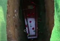 হঠাৎ মাটির নিচ থেকে আওয়াজ '‌আমাকে কবব থেকে বের করো, এখানে ভীষণ অন্ধকার' 