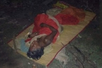 রাতে ঘরে ছেলে-পুত্রবধূর আয়েশের ঘুম, ৭৫ বছর বয়সী মায়ের জায়গা খোলা মাঠে!