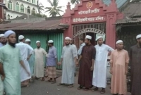 ব্যারিকেড দিয়ে মন্দিরের নিরাপত্তা ব্যবস্থা করেছে চট্টগ্রামেের মাদ্রাসা শিক্ষার্থীরা