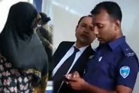 আদালতের বাথরুমে আপত্তিকর অবস্থায় নারীসহ আটক পুলিশ কর্মকর্তা আদালতের বাথরুমে আপত্তিকর অবস্থায় নারীসহ আটক পুলিশ কর্মকর্তা