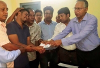 ভোলার ঘটনায় নিহ'তদের পরিবারকে বেসরকারি সংস্থার আর্থিক অনুদান