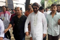  চলচ্চিত্র শিল্পী সমিতির নির্বাচন, ভক্তরা  ঘিরে স্লোগান দিতে শুরু করে