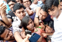 পুলিশ এসে উ'দ্ধা'র করল  হিরো আলমকে!