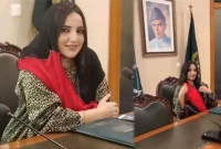 পাকিস্তানি প্রধানমন্ত্রী ইমরান খানের চেয়ারে বসে কে এই সুন্দরী?