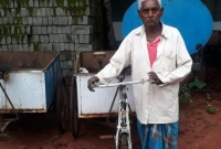 লক্ষাধিক টাকার ব্যাগ পেয়ে মালিককে ফেরত দিয়ে সততার নজির গড়লেন সাফাইকর্মী