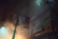 বহুতল ভবনে আগুন, মুহূর্তেই আশপাশের দোকানে ছড়িয়ে পড়ে