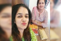 মায়ের বিয়ে দিতে ৫০ বছর বয়সী ‘হ্যান্ডসাম’ পুরুষ খুঁ'জছে মেয়ে!