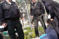 হিজাব না পরায় মাটিতে ফে'লে এক নারীকে পে'টা'লেন পুলিশ