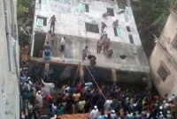 হঠাৎ খালের ওপর ধ'সে পড়লো চার তলা ভবনটি