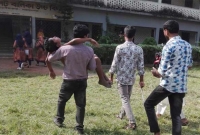 ছেলের জন্য কলম কিনতে গিয়ে দু'র্ঘট'না, বাবার লা'শ বাড়িতে রেখে পরীক্ষা দিল ছেলে