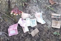 যুবলীগ নেতার বাড়িতে গায়েবী হাতে দান করছেন টাকা-পয়সা!