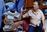 বিপুল পরিমাণ ঘুষের টাকাসহ ভূমি অফিসের চেইনম্যান আটক