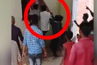 কলেজের শিক্ষককে লাঠি দিয়ে পে'টাল ছাত্ররা