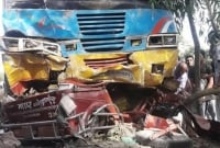 ছাগলকে সাইড দিয়ে যাত্রীসহ ইজিবাইক টেনে নিয়ে গেল বাস, সবার মৃত্যু