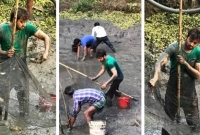 গ্রামের বাড়িতে গিয়ে জলাধারে মাছ ধরছেন নায়ক সাইমন