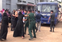 নুসরাতের খু'নিদের বহনকারী গাড়ির সামনে স্বজনদের গড়াগড়ি করে কা'ন্নাকা'টি