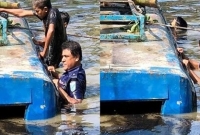  যাত্রীবাহী বাস উদ্ধারে ময়লা পানিতে নেমে পড়লেন ওসি