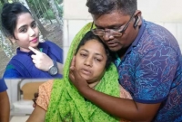 ‘দেখলাম মাইয়াটা আধা ম'রা, সে শুধু কইলো মা আমারে বাঁ'চাও’