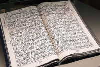 বিশ্বে এই প্রথম হাতে সেলাই করে পবিত্র কুরআন শরীফ লেখা সম্পন্ন করলেন এক নারী