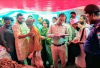 পেঁয়াজের দাম কেজিতে ২৫ টাকা বেশি রাখায় ১০ হাজার টাকা জরিমানা