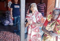 টাকার পরিবর্তে পেঁয়াজ ভিক্ষা চাচ্ছেন ভিক্ষুকরা