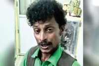 আসামীর কণ্ঠে গান শুনে মুগ্ধ হয়ে উল্টো টাকা দিয়ে ছেড়ে দিলেন পুলিশ