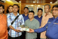 ২০ লাখ টাকা ফিরিয়ে দিলেন রিকশাচালক!