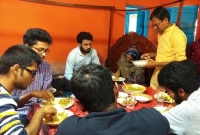 আবরারের বাড়িতে বুয়েট শিক্ষার্থীরা, খেলেন মায়ের সঙ্গে আবরারের বাড়িতে বুয়েট শিক্ষার্থীরা, খেলেন মায়ের সঙ্গে