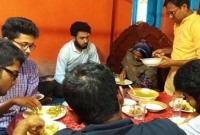 মাকে সান্ত্বনা দিতে আবরারের বাড়িতে বুয়েট শিক্ষার্থীরা, খেলেন মায়ের সঙ্গে