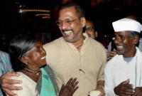 গরিবদের মাঝে সব অর্থ দান করে মাকে নিয়ে এক কামরার ঘরে থাকেন নানা পাটেকর!